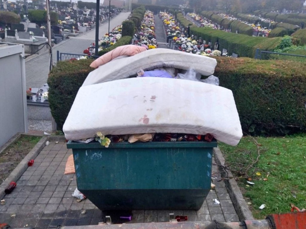Kontejneri uz groblja pretrpani kućnim i glomaznim otpadom